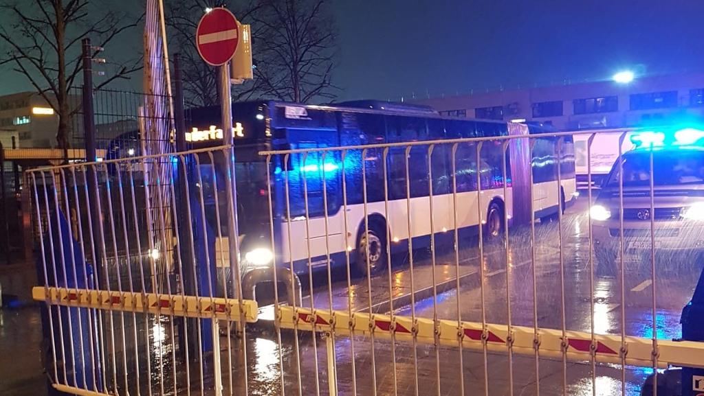 Hier fahren Busse die Wuhan-Rückkehrer ins das Quarantäne-Quartier.