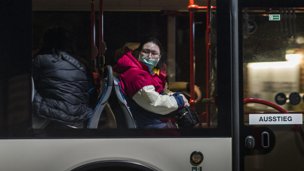 01.02.2020, Rheinland-Pfalz, Germersheim: Ein Bus mit wegen des Coronavirus evakuierten Menschen kommt in der Nacht in einem Konvoi an der Kaserne Südpfalz der Bundeswehr an. Die Bundeswehr hat 100 Deutsche und Angehörige von ihnen aus der stark vom