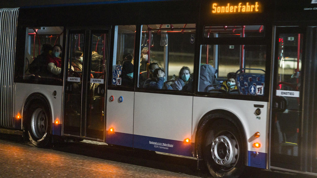 01.02.2020, Rheinland-Pfalz, Germersheim: Ein Bus mit wegen des Coronavirus evakuierten Menschen kommt in der Nacht in einem Konvoi an der Kaserne Südpfalz der Bundeswehr an. Die Bundeswehr hat 100 Deutsche und Angehörige von ihnen aus der stark vom