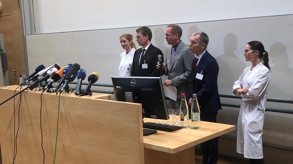 Sozialministers Kai Klose erklärte heute bei einer Pressekonferenz, dass es den Infizierten gut ginge.