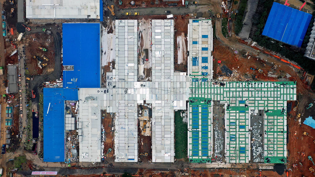 News Bilder des Tages 200202 -- WUHAN, Feb. 2, 2020 -- Aerial photo taken on Feb. 2, 2020 shows the Huoshenshan Fire God Mountain Hospital in Wuhan, central China s Hubei Province. China has built a makeshift hospital in 10 days to battle against the