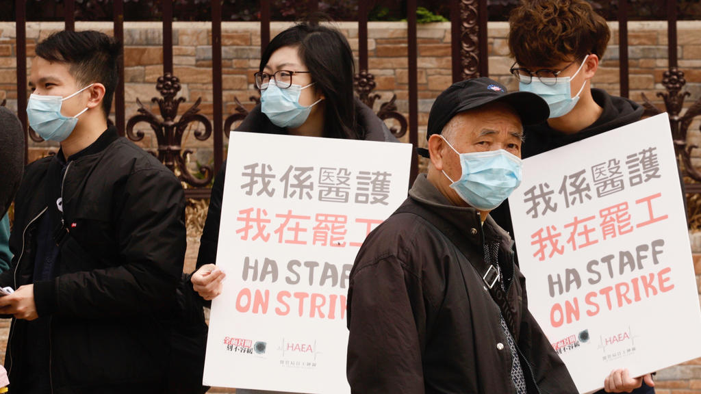 03.02.2020, China, Hongkong: Die Ärzte und Krankenschwestern der öffentlichen Krankenhäuser protestieren, damit die Regierung der SAR Hongkong die Grenze zwischen Hongkong und China schließt, um die weitere Verbreitung des Coronavirus zu kontrolliere