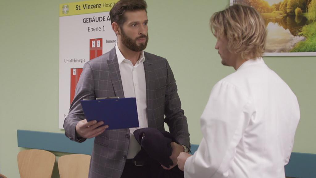AWZ: Deniz hält Jennys Vorsorgevollmacht in der Hand.