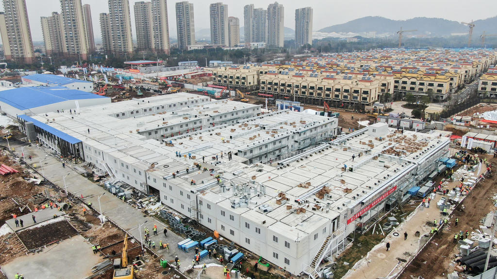 02.02.2020, China, Wuhan: Das Huoshenshan (Berg des Feuergottes) Krankenhaus in Wuhan, der zentralchinesischen Provinz Hubei. Im Kampf gegen das Corona-Virus hat China in weniger als zwei Wochen das erste von zwei Notkrankenhäusern gebaut. Foto: -/Xi