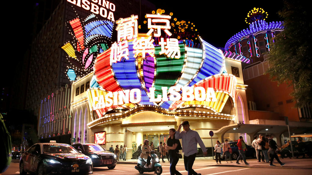 FILE PHOTO: People walk in front of Casino Lisboa in Macau, China December 21, 2019. REUTERS/Jason Lee/File Photo