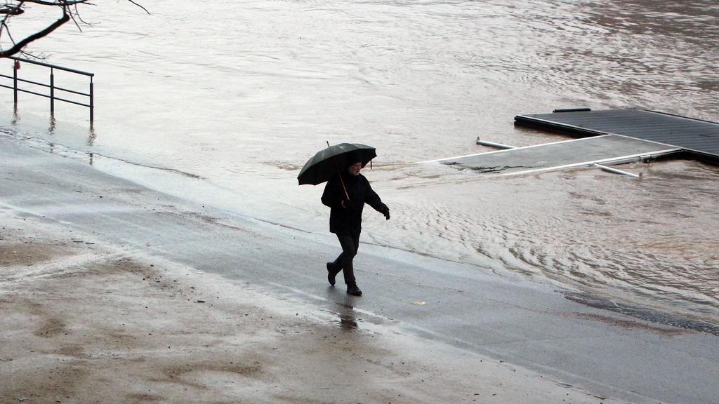 Hochwasser in Frankfurt am Main: Der Dauerregen der vergangenen Tage führt zur Überflutung des Mainufers, Hessen, Deutschland *** Flood in Frankfurt am Main of the continuous rain in the past few days leads to the flooding of the main bank Hessen Ge