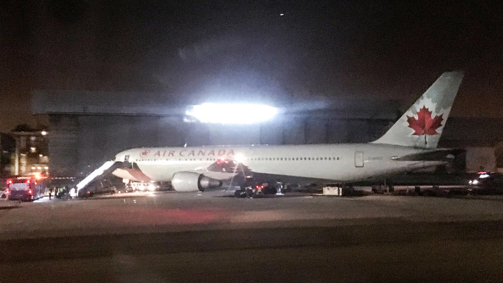 Air-Canada-Flugzeug nach der Sicherheitslandung auf dem Flughafen Madrid-Barajas..