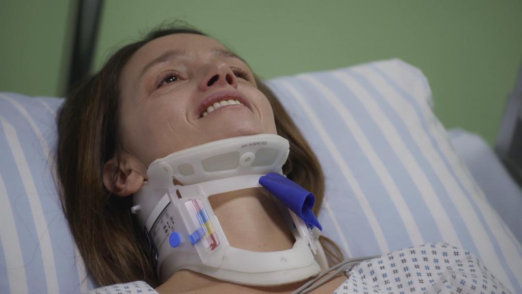 AWZ: Jenny liegt in ihrem Krankenbett und lächelt.