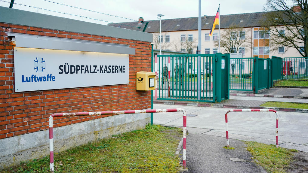 03.02.2020, Rheinland-Pfalz, Germersheim: Ein Schild mit der Aufschrift «Südpfalz-Kaserne» hängt am Eingang zur Südpfalz-Kaserne. In der Kaserne sind die Personen aus China, die am Wochenende mit einem Bundeswehrflugzeug aus der stark vom Corona-Viru