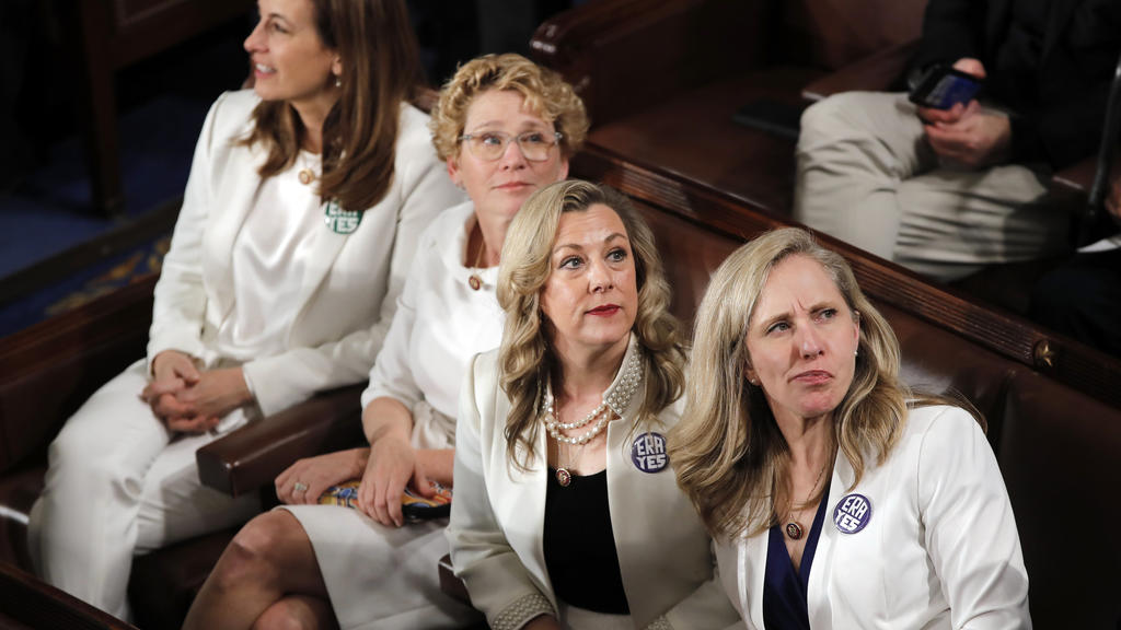04.02.2020, USA, Washington: US-Demokratinnen warten auf die Ankunft von US-Präsident Trump, bevor dieser eine Rede zur Lage der Nation hält. Dutzende US-Demokratinnen haben sich bei Präsident Donald Trumps Rede zur Lage der Nation erneut in weiß gek