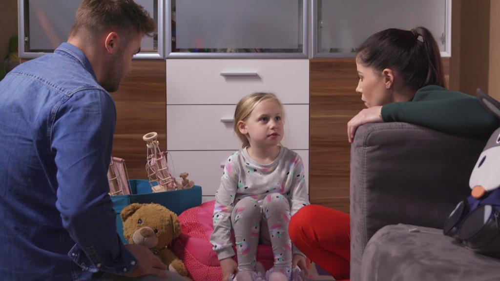 Unter uns: Sina und Bambi reden mit ihrer Tochter Amelie.