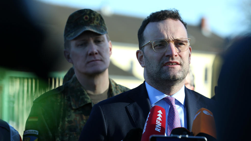 Gesundheitsminister Jens Spahn vor der Quarantänestation in Germersheim