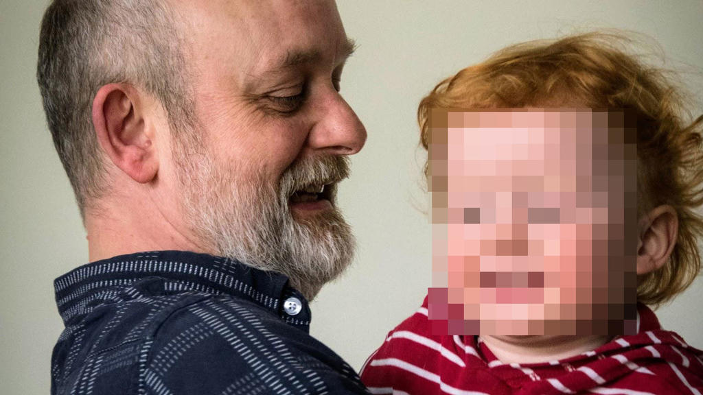 Ein Redakteur mit seinem Sohn