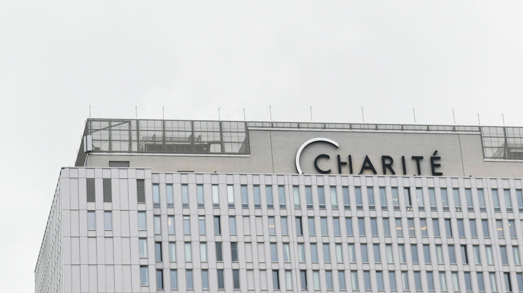 07.02.2020, Berlin: Außenansicht der Charite. (zu «Charite zu Bericht über Todesfall: Offen für Prüfung, Vorwurf falsch») Foto: Paul Zinken/dpa +++ dpa-Bildfunk +++