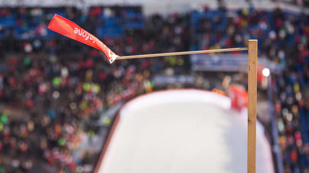 ein Windfähnchen zeigt den starken Wind an, weswegen das Probespringen und die Qualifikation abgebrochen und abgesagt werden musste, Weltcup Skispringen Mühlenkopfschanze Willingen / Hessen / Deutschland am 7. Februar 2020, Weltcup Skispringen Willin