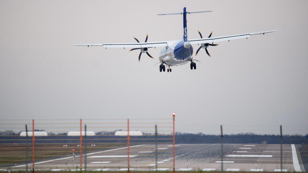 14.01.2020, Niedersachsen, Hannover: Ein Flugzeug landet in deutlicher Schräglage bei stürmischem Wetter am Flughafen Hannover. Foto: Julian Stratenschulte/dpa +++ dpa-Bildfunk +++