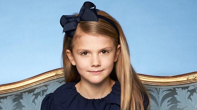Das schwedische Königshaus hat ein neues Portrait von der 7-jährigen Prinzessin Estelle veröffentlicht.