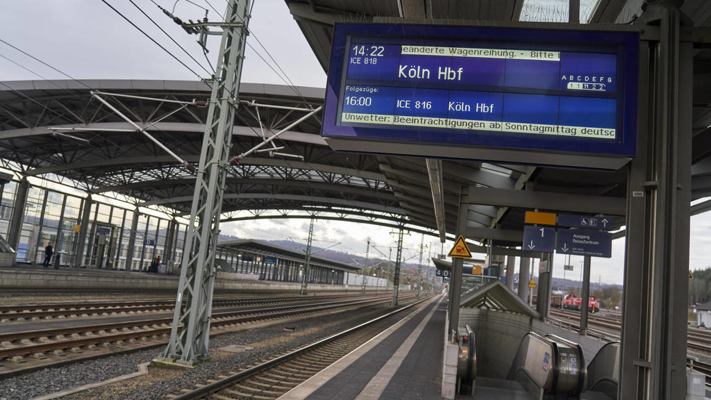 Orkantief Sabine - Rheinland-Pfalz 09.02.2020, Rheinland-Pfalz, Montabaur: Anzeigetafeln der Deutschen Bahn DB am ICE-Bahnhof Montabaur Westerwaldkreis geben Auskünfte über das bevorstehende Unwetter und deren mögliche Auswirkungen im Bahnverkehr. De