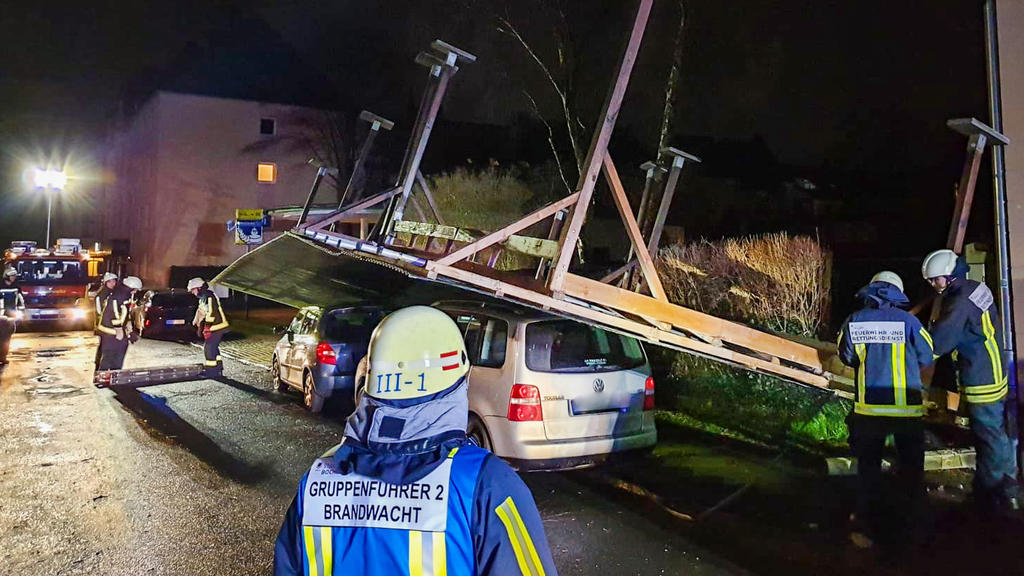 Carport-Dach liegt in Bochum auf zwei Fahrzeugen