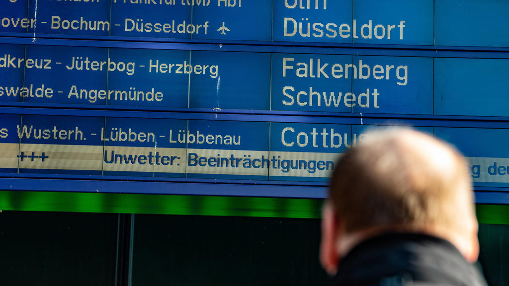 News Bilder des Tages Sturmtief Sabine wird in Deutschland erwartet, Sturmtief Sabine trifft auf Deutschland. Der Deutsche Wetterdienst hat die zweithöchste Unwetterwarnstufe herausgegeben. Die Anzeigetafeln der Deutschen Bahn im Hauptbahnhof Berlin 