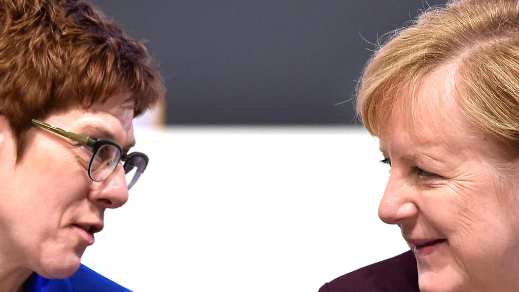 Annegret Kramp-Karrenbauer und Angela Merkel (Archiv-Bild)