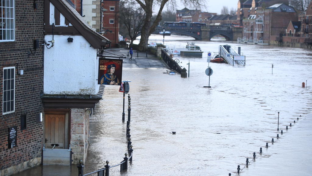 10.02.2020, Großbritannien, York: Eine Straße ist unter Wasser, nachdem der Fluss Ouse über die Ufer getreten war. In Großbritannien und Irland ist es am Wochenende zu erheblichen Verkehrsbehinderungen und Schäden durch heftigen Wind und Regen gekomm