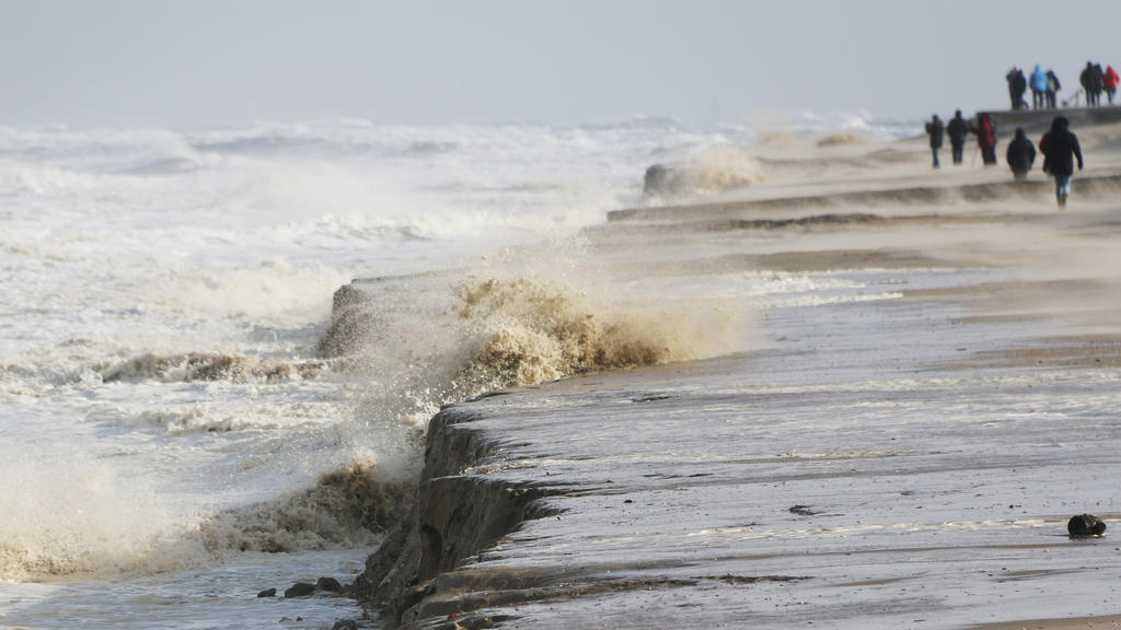 10.02.2020, Niedersachsen, Wangerooge: Hohe Wellen schlagen an den Strand von Wangerooge und nehmen den Sand mit. Foto: Peter Kuchenbuch-Hanken/dpa +++ dpa-Bildfunk +++