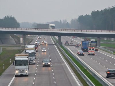 Autos fahren am 18.11.2014 auf dem Autobahndreieck Kremmen (Brandenburg) von der A24 auf die A10. 60 Millionen Euro wurden in den Ausbau der Verbindung der A10 mit der A24 investiert. Foto: Bernd Settnik/dpa +++(c) dpa - Bildfunk+++