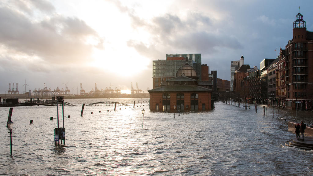 10.02.2020, Hamburg: Der Fischmarkt mit der Fischauktionshalle steht während einer Sturmflut unter Wasser. Foto: Daniel Bockwoldt/dpa +++ dpa-Bildfunk +++