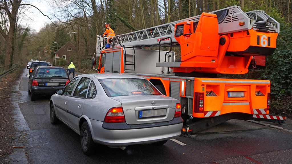 Feuerwehreinsatz nach einem Orkan Die Feuerwehr Essen ist bei einem Einsatz mit einem Einsatzfahrzeug und Drehleiter bei der Beseitigung der Sturmschäden in Essen nach dem Orkan Sabine tätig. Essen Nordrhein-Westfalen Deutschland *** Fire brigade op