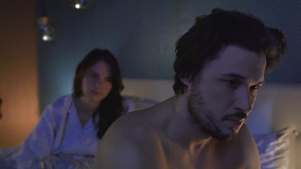 Unter uns: Saskia und Jakob im Schlafzimmer