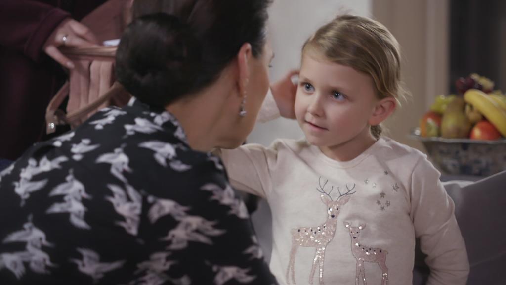 AWZ: Annabelle schaut Simone an.