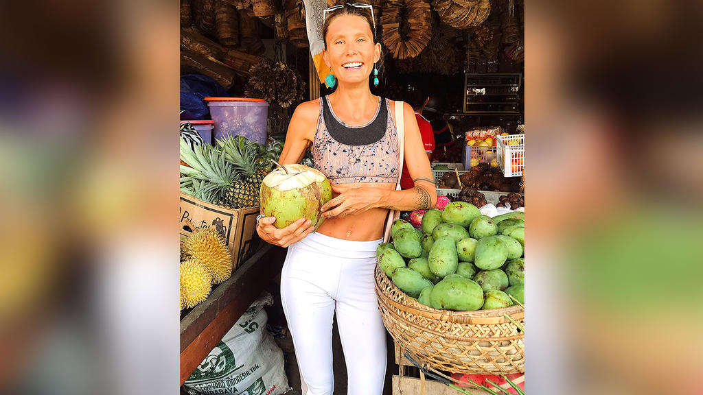 Sophie Partik auf einem Markt in Bali