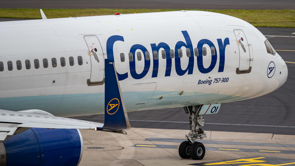 ARCHIV - 25.09.2019, Düsseldorf: Eine Maschine der Fluggesellschaft Condor rollt über das Vorfeld am Düsseldorfer Flughafen. (zu dpa «Käufer für Ferienflieger Condor gefunden») Foto: Marcel Kusch/dpa +++ dpa-Bildfunk +++