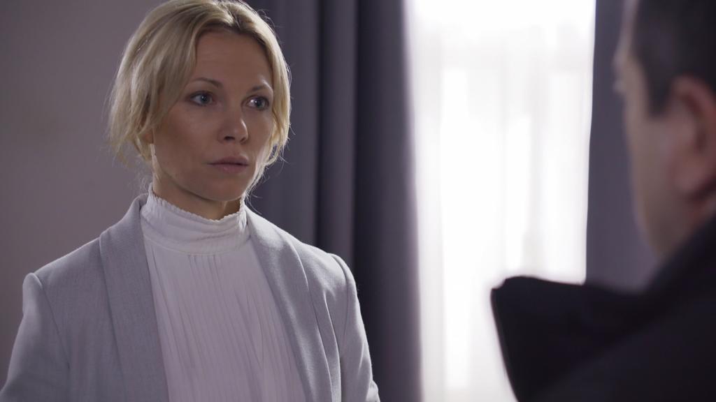 AWZ: Lena schaut Marian mitleidig an.