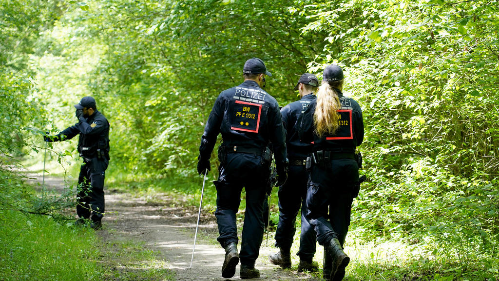 28.05.2019, Baden-Württemberg, Rust: Polizisten durchsuchen die Umgebung des Fundortes einer Frauenleiche nach Spuren. Aus dem persönlichen Besitz der Toten fehlten Gegenstände, teilten die Ermittler mit. Die Leiche der Frau war am Samstag, den 18.05