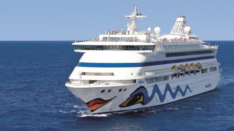 Die "Aidavita" fährt über das Meer