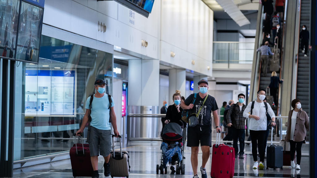08.02.2020, China, Hongkong: Reisende mit Mundschutz verlassen den Ankunftsbereich des Hong Kong International Airport. Foto: Geovien So/SOPA Images via ZUMA Wire/dpa +++ dpa-Bildfunk +++