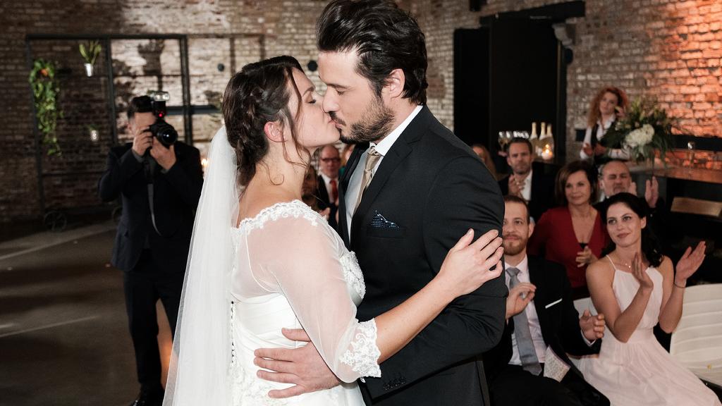 Saskia (Antonia Michalsky) und Jakob (Alexander Milo) geben sich überglücklich das Ja-Wort und besiegeln ihre Liebe mit einem Kuss.