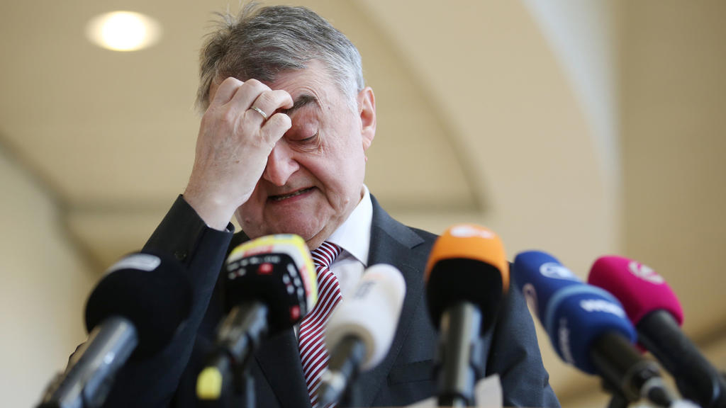 14.02.2020, Nordrhein-Westfalen, Düsseldorf: Herbert Reul (CDU), Innenminister in Nordrhein-Westfalen, gibt ein Statement im Landtag zu den Maßnahmen der Bundesanwaltschaft gegen Mitglieder einer möglichen rechtsterroristischen Vereinigung. Foto: Mar