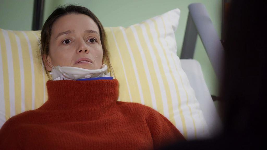 AWZ: Jenny schaut Vanessa entgeistert an.