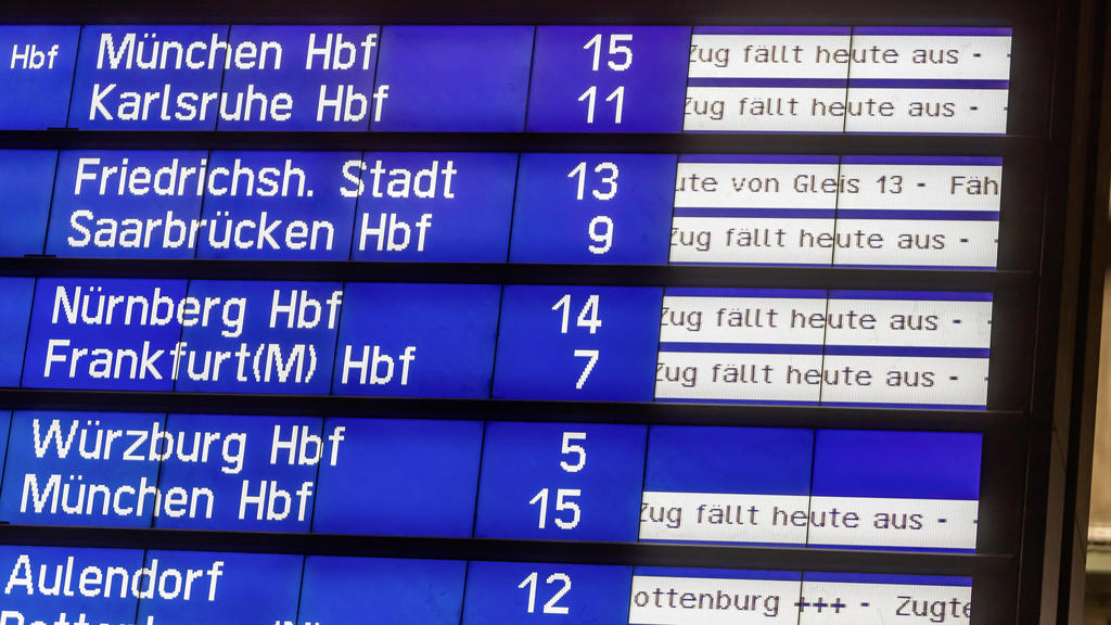 DEU, Deutschland, Baden-Württemberg, Stuttgart, 09.02.2020: Orkantief Sabine legt den Bahnverkehr still. Die Deutsche Bahn stoppte am Sonntagabend den Fernverkehr im ganzen Land. Für gestrandete Fahrgäste wurden wie hier am Hauptbahnhof Stuttgart zw