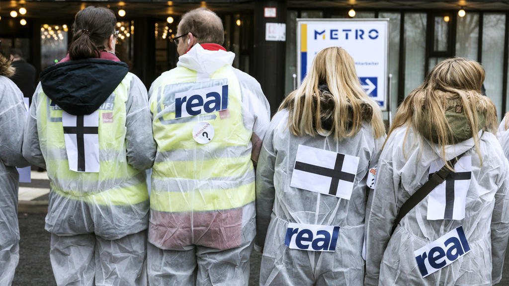 Real-Mitarbeiter demonstrieren