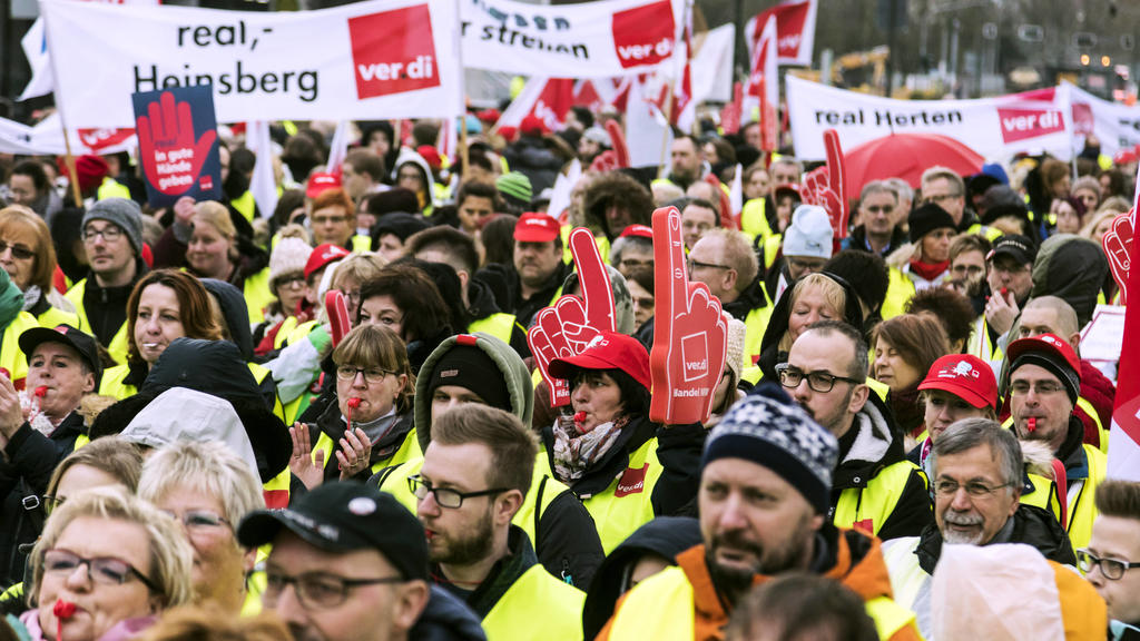 Real-Mitarbeiter demonstrieren vor der Hauptversammlung der Metro AG gegen den Verkauf der Märkte