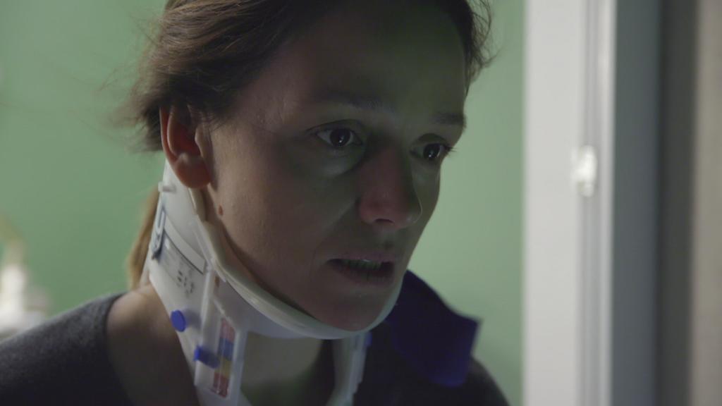 Jenny sitzt am geöffneten Krankenhaus-Fenster.