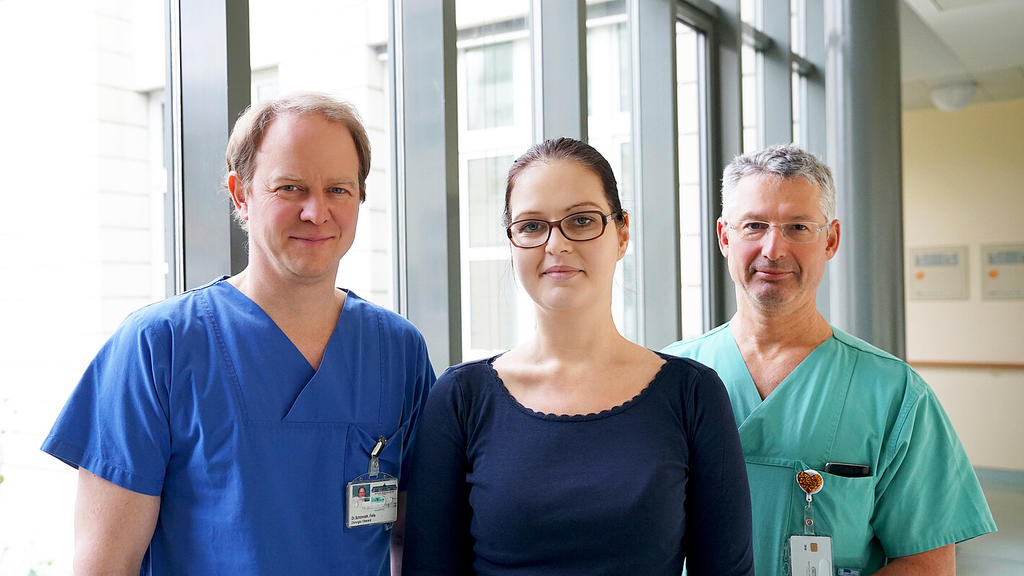 Franziska Bleis mit ihren Ärzten im Deutschen Herzzentrum Berlin