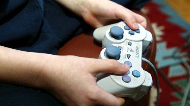 Ein Kind mit einem Videospiel-Controller