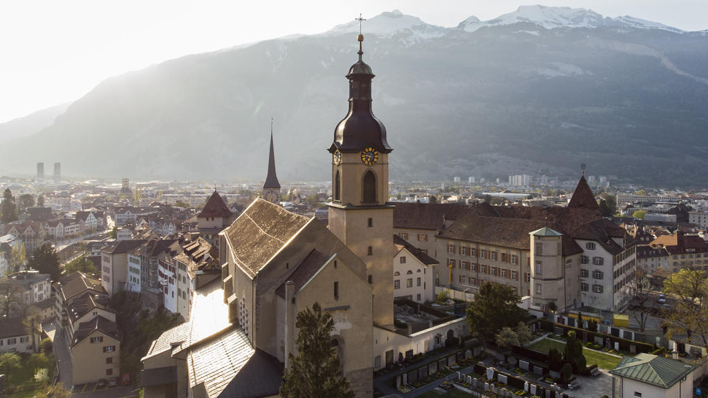 Blick auf den Churer Hof mit der Kirche St. Maria Himmelfahrt, links, und dem Bischoeflichen Schloss, rechts, aufgenommen am Donnerstag, 18. April 2019, in Chur. Der umstrittene Bischof Vitus Huonder wird am Sonntag 77 Jahre alt, womit seine Amtszeit