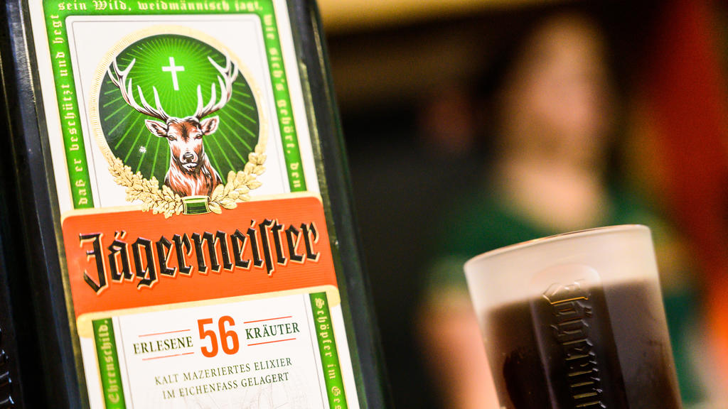 10.05.2019, Niedersachsen, Wolfenbüttel: Bei der Eröffnung des neu ausgebauten Abfüllwerks des Getränkeherstellers Jägermeister stehen eine Flasche und ein Glas Jägermeister Schnaps auf einer Theke. Mit dem Ausbau hat Jägermeister nach eigenen Angabe