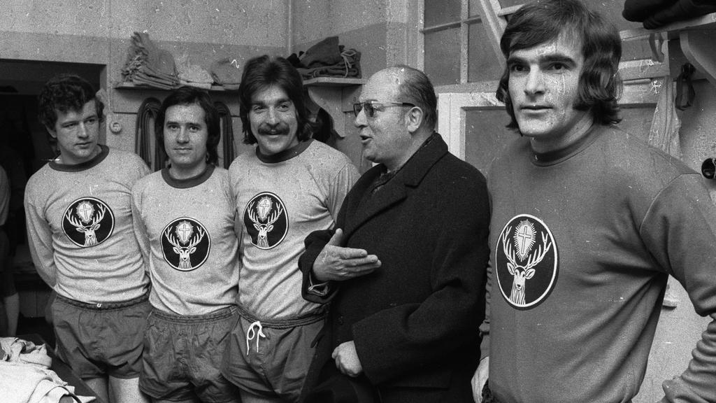 Guenter Mast, Jaegermeisterchef und spaeterer Praes. von Eintacht Braunschweig, stellt hier im April 1973 seine Jaegermeister Trikotreklame von Eintracht Braunschweig vor. Hier mit v.l.: Friedhelm Haebermann, Ludwig Bruendl, Berd Gersdorff, Guenter M
